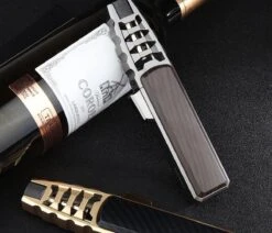 Merkloos Turbo Jetflame Aansteker - Gasbrander - Vuurwerk Torch - Crème Brûlée Brander - BBQ En Sigaren Aansteker - Windproof - Carbon Met Goudkleurige Metalen Behuizing -Barbecue Gereedschap Winkel 1200x1028 1