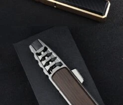 Merkloos Turbo Jetflame Aansteker - Gasbrander - Vuurwerk Torch - Crème Brûlée Brander - BBQ En Sigaren Aansteker - Windproof - Walnoothout Met Grijze Metalen Behuizing -Barbecue Gereedschap Winkel 1200x1028 3