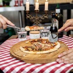 Boska Pizzaplank Friends L - BBQ Accessoires - Eikenhout - Handige Opvanggeul - Ø 34 Cm -Barbecue Gereedschap Winkel 1200x1200 340