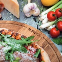 Boska Pizzaplank Friends L - BBQ Accessoires - Eikenhout - Handige Opvanggeul - Ø 34 Cm -Barbecue Gereedschap Winkel 1200x1200 341