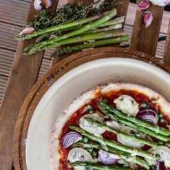 Boska Pizzaplank Friends L - BBQ Accessoires - Eikenhout - Handige Opvanggeul - Ø 34 Cm -Barbecue Gereedschap Winkel 1200x1200 343