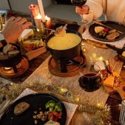 Boska Pizzaplank Friends L - BBQ Accessoires - Eikenhout - Handige Opvanggeul - Ø 34 Cm -Barbecue Gereedschap Winkel 1200x1200 346