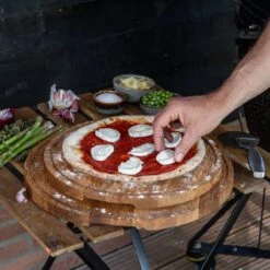 Boska Pizzaplank Friends L - BBQ Accessoires - Eikenhout - Handige Opvanggeul - Ø 34 Cm -Barbecue Gereedschap Winkel 1200x1200 349