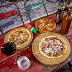 Boska Pizzaplank Friends L - BBQ Accessoires - Eikenhout - Handige Opvanggeul - Ø 34 Cm -Barbecue Gereedschap Winkel 1200x1200 350