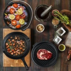 Dutch Mountains Gietijzeren Pannenset 7-delig - Dutch Oven – Braadpan - Grillpan - Hapjespan - Kookset In Houten Transportkist - Deksellifter - Brander -Barbecue Gereedschap Winkel 1200x1200 685