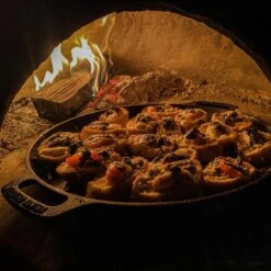 Valhal Outdoor Skillet / Plancha / Koekenpan - Gietijzer - Diameter 35cm, Twee Handvatten, VH35F -Barbecue Gereedschap Winkel 1200x1200 705