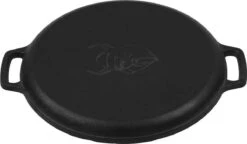 Valhal Outdoor Skillet / Plancha / Koekenpan - Gietijzer - Diameter 35cm, Twee Handvatten, VH35F -Barbecue Gereedschap Winkel 1200x698