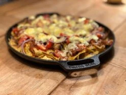 Valhal Outdoor Skillet / Plancha / Koekenpan - Gietijzer - Diameter 35cm, Twee Handvatten, VH35F -Barbecue Gereedschap Winkel 1200x900 44