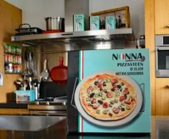 Nonna Pizzasteen Ø30,5 Met RVS Serveerrek - Stenen Pizzaplaat / Ovenplaat (11mm Dik) Voor Oven En Barbecue (BBQ) - Maximaal 600 Graden Celcius -Barbecue Gereedschap Winkel 1200x985