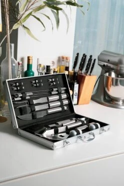 Sens Design BBQ Accesoires - 18 Delig - BBQ Gereedschapset Koffer -Barbecue Gereedschap Winkel 800x1200 16