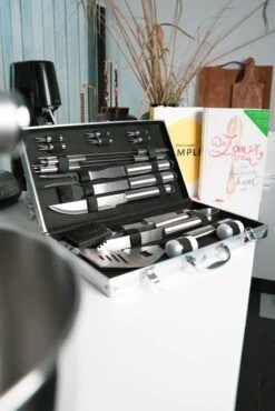 Sens Design BBQ Accesoires - 18 Delig - BBQ Gereedschapset Koffer -Barbecue Gereedschap Winkel 801x1200