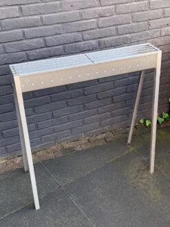 Spiedini Saté-bbq Bali 80 - Saté Houtskoolbarbecue Met Horizontaal Rooster - 80 Cm Lang, 11 Cm Breed - Materiaal: Gealuminiseerd Ijzer 35 Spiedini Saté-bbq Bali 80 - Saté Houtskoolbarbecue Met Horizontaal Rooster - 80 Cm Lang, 11 Cm Breed - Materiaal: Gealuminiseerd Ijzer -Barbecue Gereedschap Winkel 899x1200 1