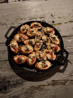 Valhal Outdoor Skillet / Plancha / Koekenpan - Gietijzer - Diameter 35cm, Twee Handvatten, VH35F -Barbecue Gereedschap Winkel 900x1200 19